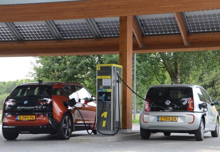 Τριπλασιάζονται τα ηλεκτρικά οχήματα στους δρόμους