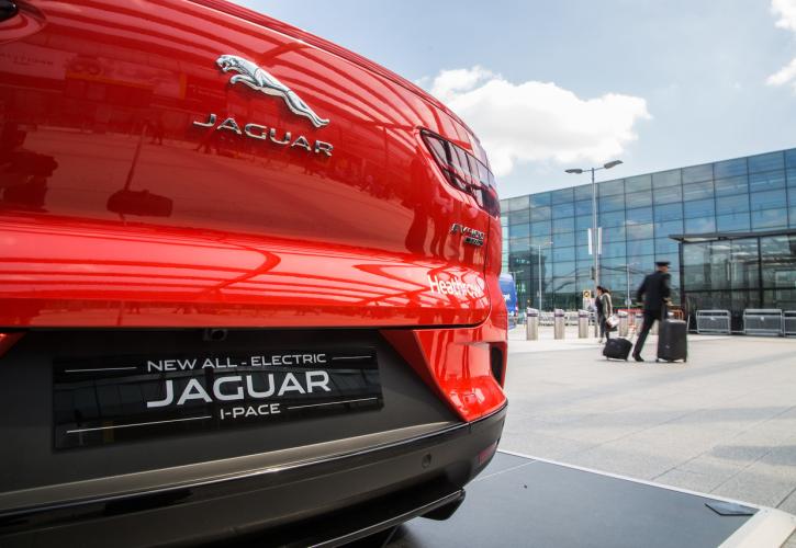 Jaguar - Land Rover: Σταματά προσωρινά τις αποστολές οχημάτων στις ΗΠΑ λόγω των δασμών Τραμπ