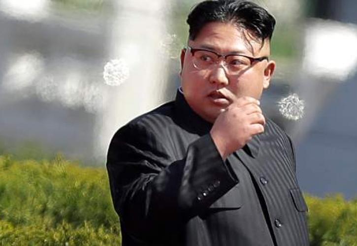 Βόρεια Κορέα: Ο Κιμ Γιονγκ Ουν ανακηρύσσει τη «νίκη» κατά του κορονοϊού