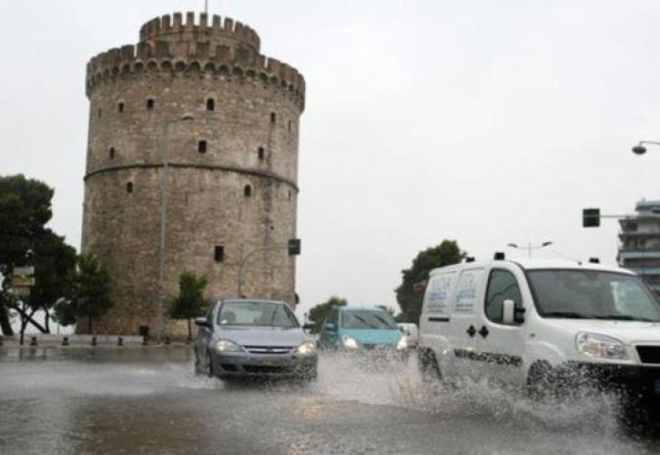 Θεσσαλονίκη: Δυνατή βροχή και πολύ ισχυροί άνεμοι στην πόλη