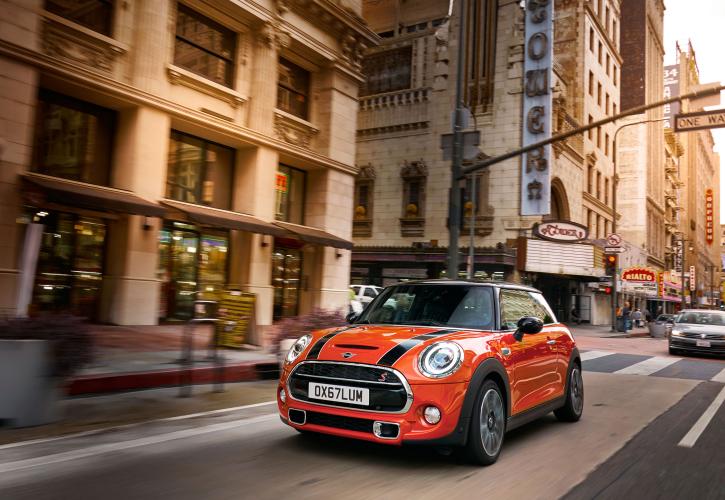 Το νέο MINI σε προ(σ)καλεί να το εξερευνήσεις στο Golden Hall