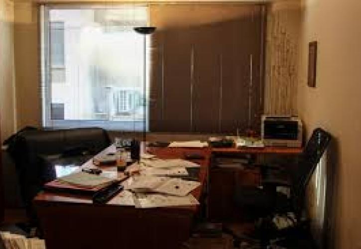 Επίθεση αναρχικών σε συμβολαιογραφείο στα Εξάρχεια