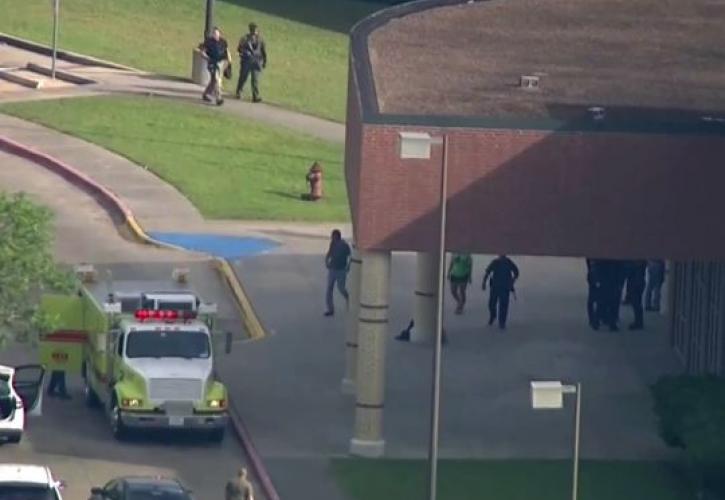 Πυροβολισμοί σε σχολείο του Τέξας: Τουλάχιστον 10 νεκροί