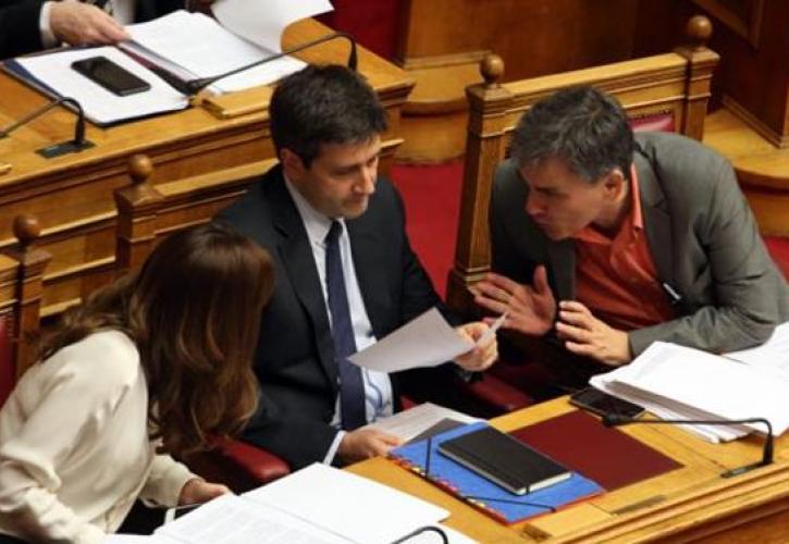 Tσακαλώτος και υπουργοί στη Βουλή για τις απορίες των βουλευτών