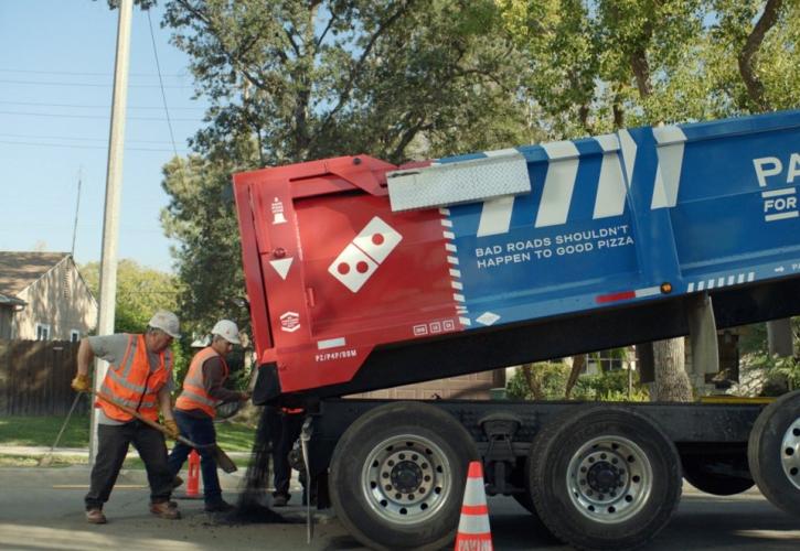 Η Domino's εκτός από πίτσες φτιάχνει και... δρόμους