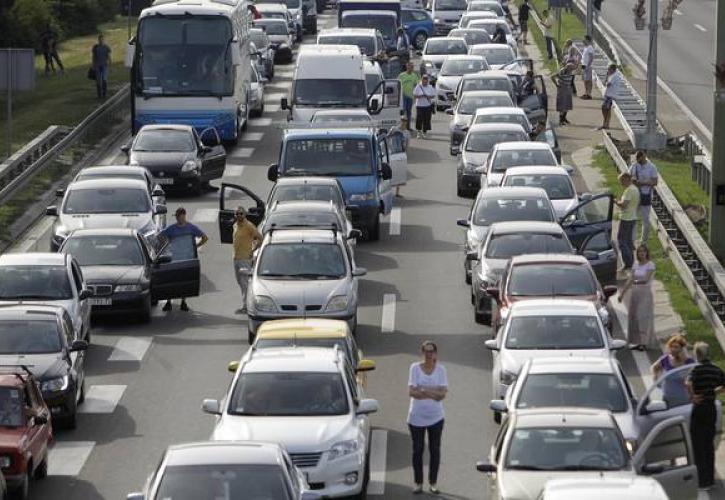 Η Σερβία ανοίγει τα σύνορα για δωρεάν εμβολιασμό στους Βόσνιους