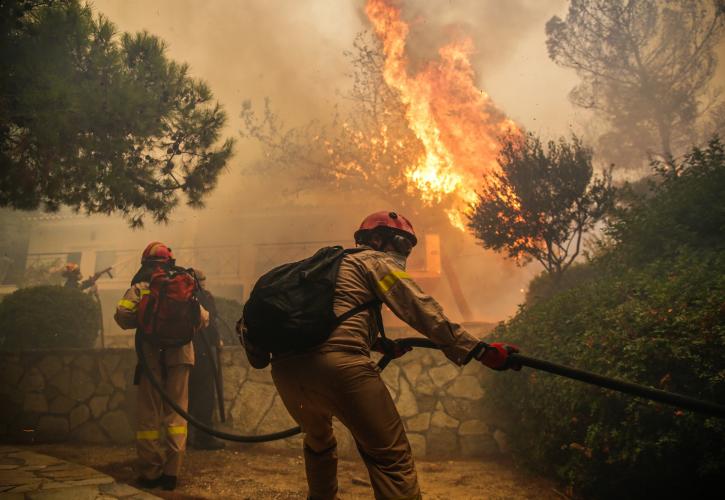 Μαίνονται οι φωτιές σε οκτώ μέτωπα σε όλη την Ελλάδα