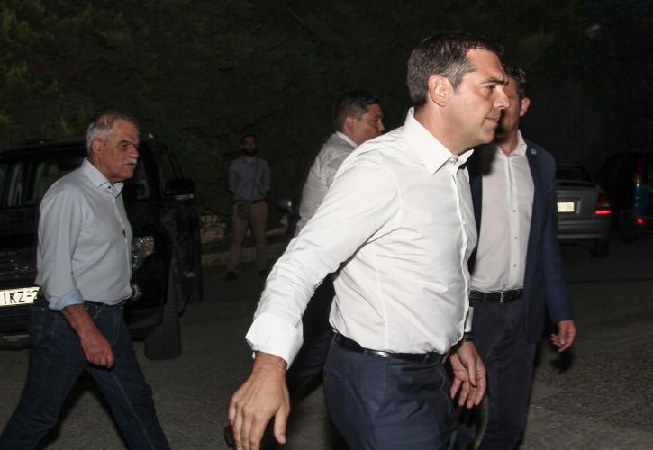 Συναγερμός στο Μαξίμου για τις πυρκαγιές και αιχμές για «ασύμμετρο φαινόμενο»