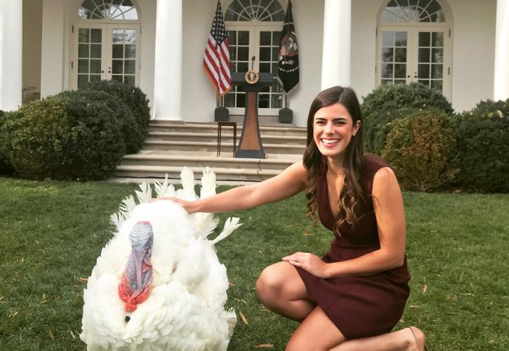 Πόσα κερδίζει η 27χρονη βοηθός του Τραμπ (pics)