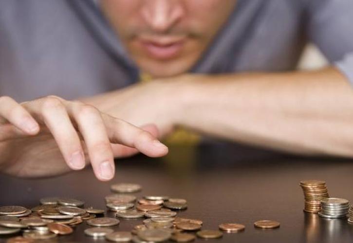 Μείωση φόρων πριν την αύξηση του κατώτατου μισθού θέλουν οι Θεσμοί