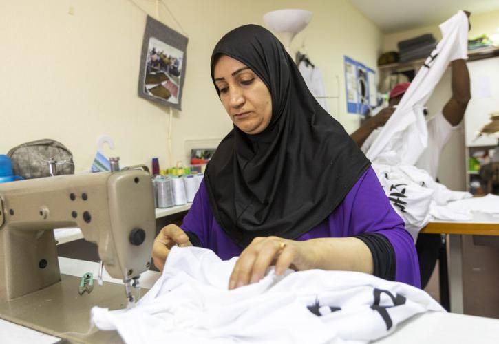 Ενα μακό μπλουζάκι δίνει δουλειά σε πρόσφυγες