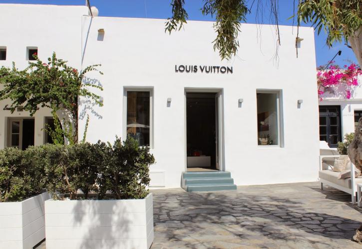 Επιχείρηση «Τρίαινα» στη Μύκονο: Στα δίχτυα της ΑΑΔΕ η Louis Vuitton