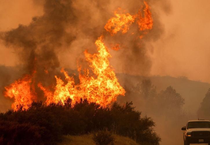 ΗΠΑ: Πύρινοι στρόβιλοι στην έρημο Μοχάβι