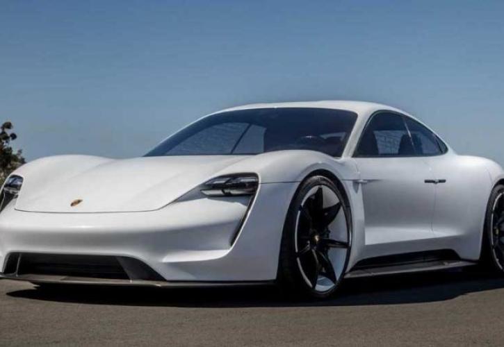 H Porsche Taycan ρίχνει το γάντι στην Τesla (pics & vid)