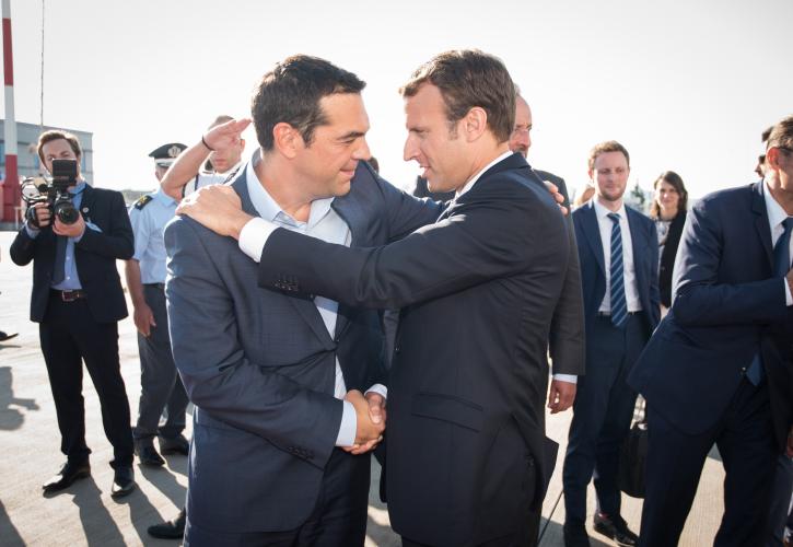 Επαφές στο Παρίσι, εσωκομματικές βολές στην Αθήνα
