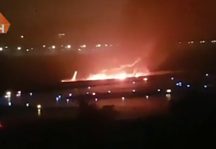 Φωτιά σε αεροπλάνο με 170 επιβάτες στη Ρωσία (vid & pics)