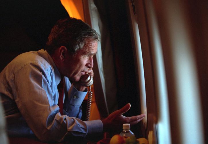 Ο Τζορτζ Μπους αποτίει φόρο τιμής στον Κόλιν Πάουελ