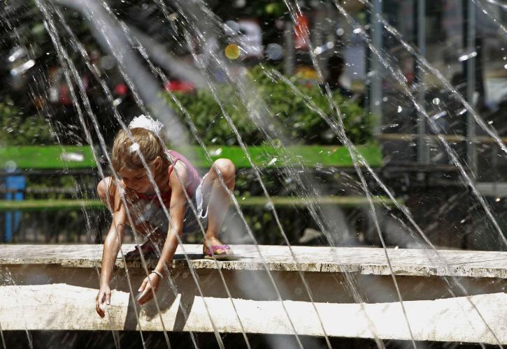 Ανοικτές κλιματιζόμενες αίθουσες στον Πειραιά για τον καύσωνα