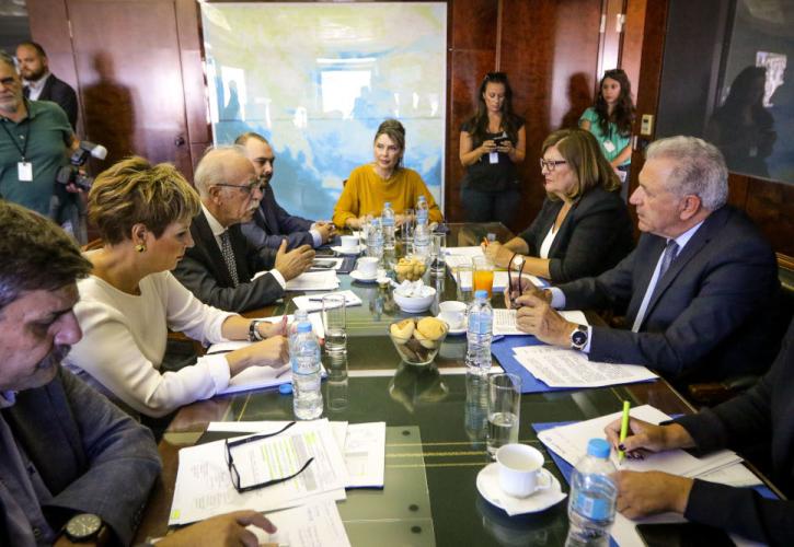 Αγωνία στην κυβέρνηση για την αποσυμφόρηση των νησιών