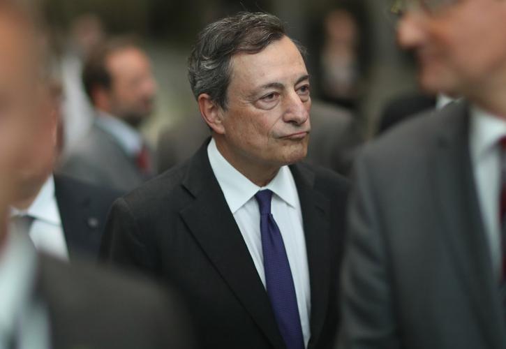 Για «απότομη άνοδο» των επιτοκίων ανησυχεί ο Ντράγκι