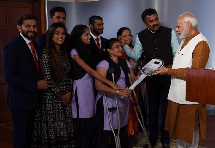 Ινδία: Έμπορος διαμαντιών χάρισε 600 αυτοκίνητα στο προσωπικό του (pics)