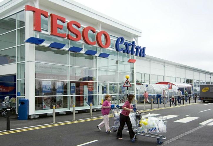 Βρετανία: Απώλειες για Tesco και Marks & Spencer - «Πλήττεται» το λιανεμπόριο λόγω ανησυχιών για την οικονομία