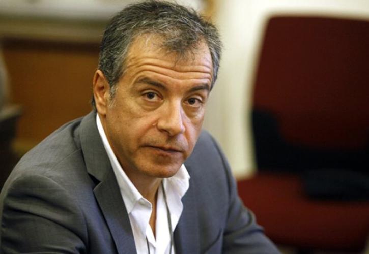 Στη Ραφήνα με εθελοντές ο Σταύρος Θεοδωράκης