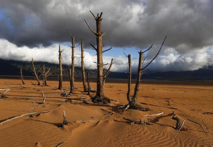 Σε κίνδυνο τα τρόφιμα και η ενέργεια από την ξηρασία - Ζημιές δισεκατομμυρίων αν δεν μειωθούν οι εκπομπές