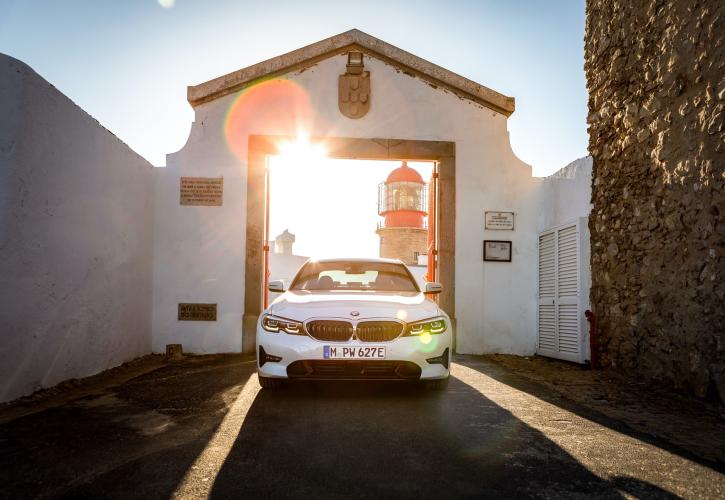 Πρότυπο οικονομίας η γοητευτική νέα BMW 330e!