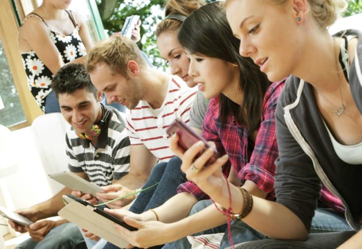 Ένας στους 10 Millennials θα θυσίαζε ένα δάχτυλο για το smartphone του