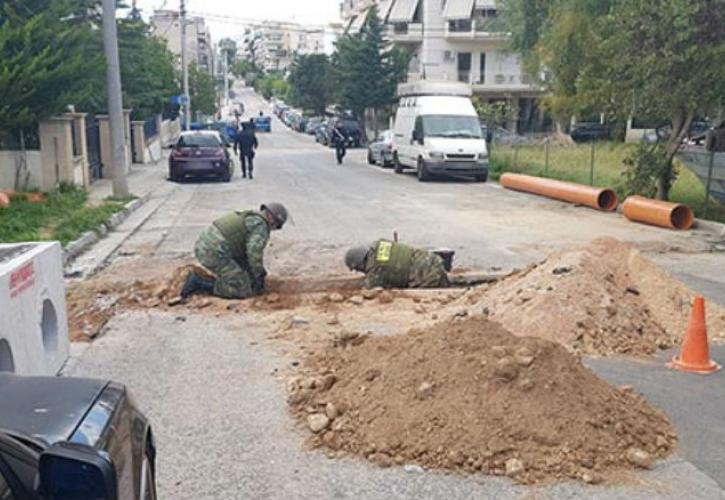 Βόμβες και πυροσωλήνες από δρόμο στο Ίλιον εξουδετέρωσε ο στρατός (pics)
