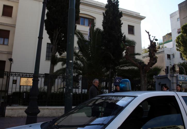 Άνδρας με μαχαίρι εισέβαλε στην πρεσβεία της Σερβίας στην Αθήνα