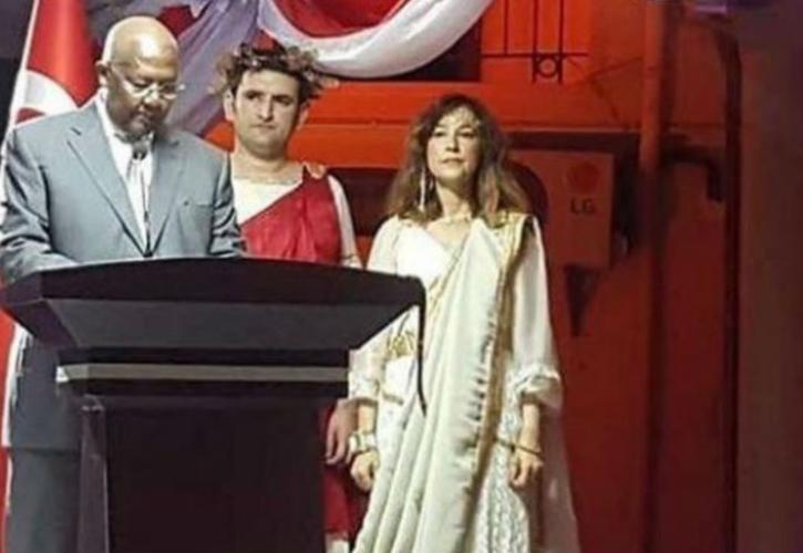 Η πρέσβης της Τουρκίας στην Ουγκάντα ντύθηκε αρχαία Ελληνίδα κι έχασε τη θέση της (pics)