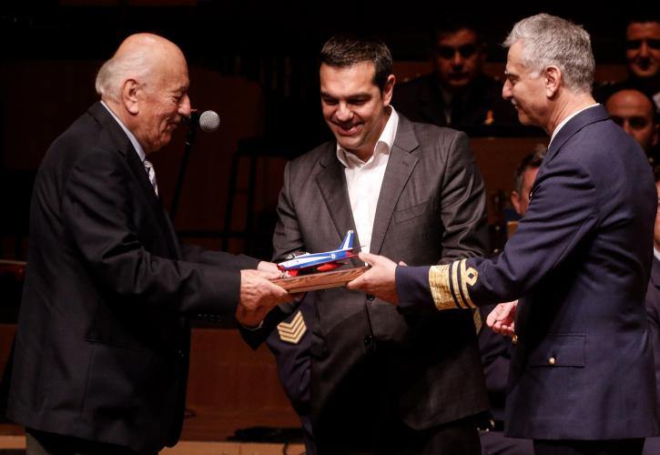 Τόνωση του κυβερνητικού αφηγήματος με αναδρομικά και προσλήψεις