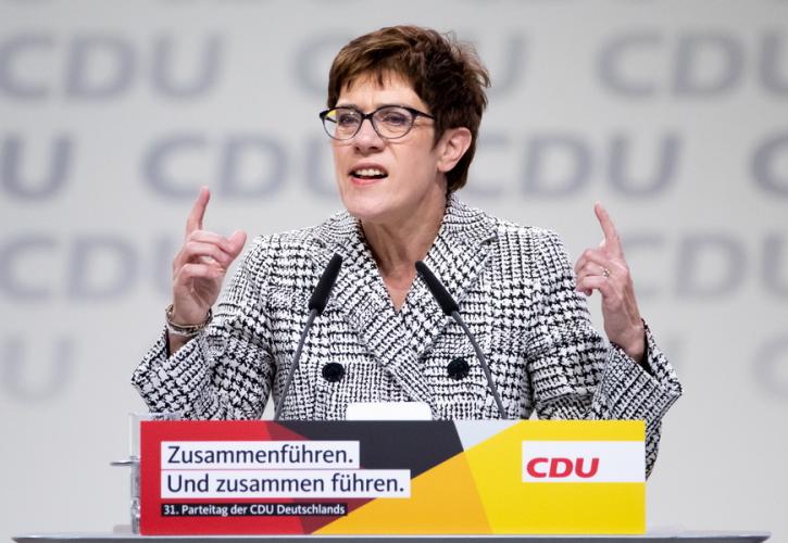 H Καρενμπάουερ διαδέχεται την Μέρκελ στην ηγεσία του CDU