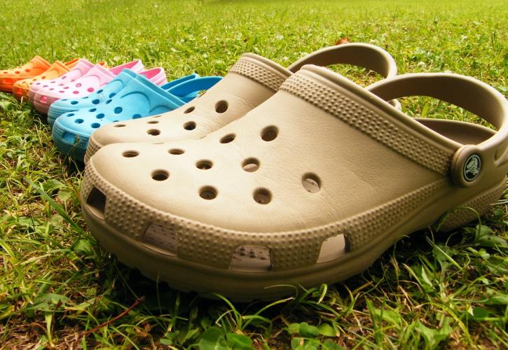 Το 50% του μεριδίου της Blackstone επαναγοράζει η Crocs