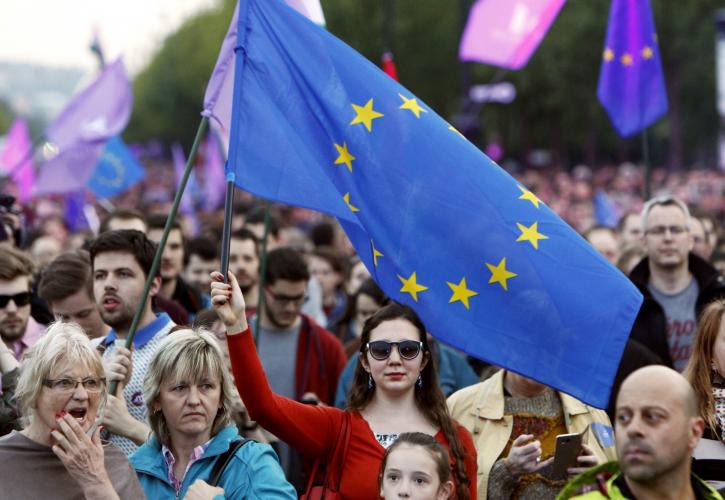 Περισσότερη ενημέρωση για την ΕΕ ζητά ένας στους δύο Έλληνες