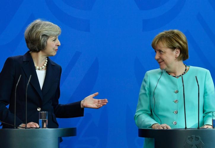 Brexit: Η Μέι ζητάει τη βοήθεια της Μέρκελ