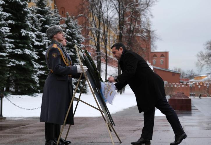 Ρωσία: Στεφάνι στο μνημείο του Άγνωστου Στρατιώτη κατέθεσε ο Τσίπρας