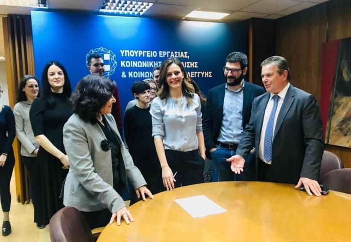 «Έπεσαν» οι υπογραφές για την αύξηση του κατώτατου μισθού