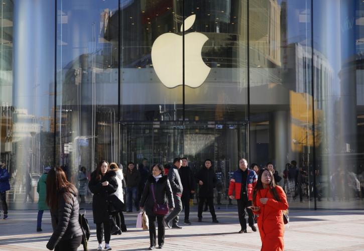 Κατρακυλά η μετοχή της Apple, παρασύρει σε πτώση την Wall Street