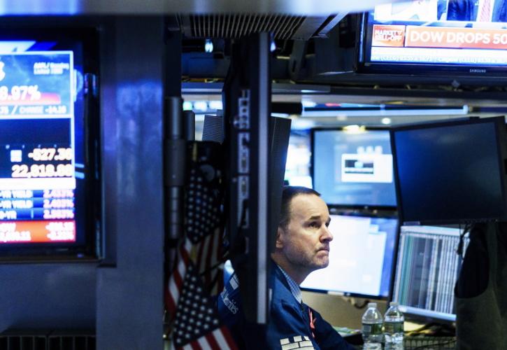 «Διπλό χτύπημα» στην Wall Street από Apple και βουτιά της μεταποίησης