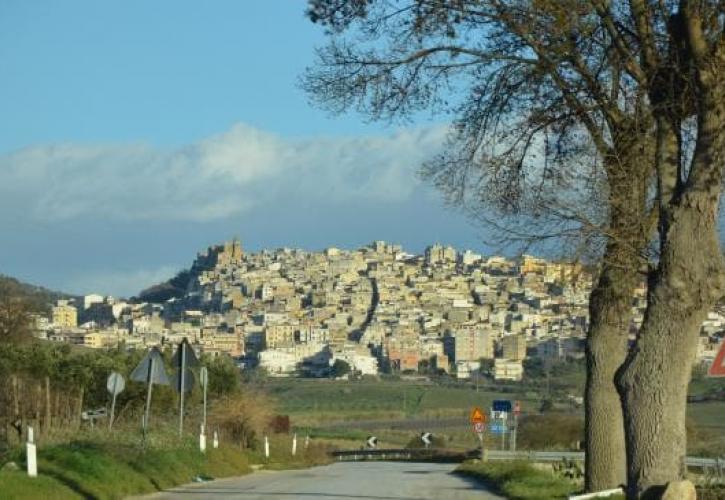 Στο «σφυρί» για ένα δολάριο βγάζουν τα σπίτια στη Σαμπούκα της Σικελίας (pics)