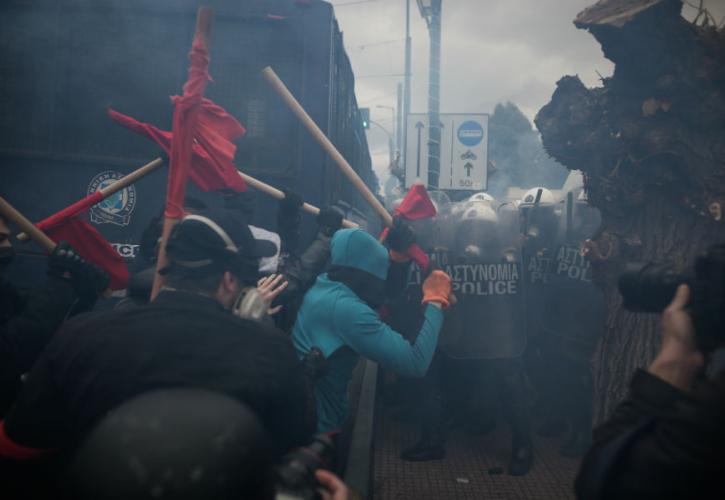 Πέτρες και δακρυγόνα στην πορεία των εκπαιδευτικών στο Σύνταγμα (pics)
