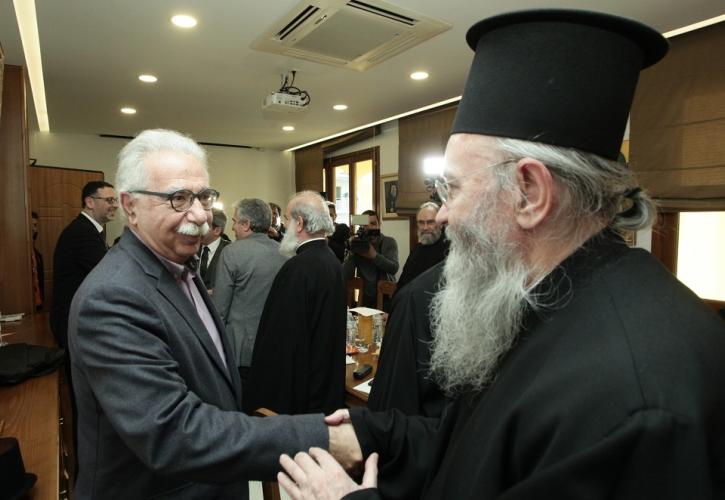 Επιχείρηση άμβλυνσης των αντιδράσεων της Εκκλησίας από την κυβέρνηση