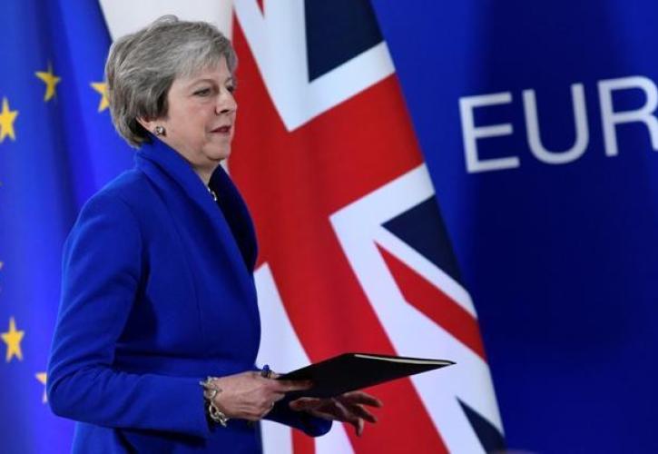 Brexit: Κατατέθηκε η πρόταση μομφής κατά της Μέι