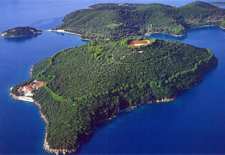 «Μεγαλώνει» το τουριστικό VIP exclusive club στο θρυλικό νησί Σκορπιός