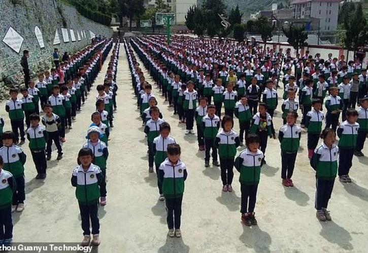 «Έξυπνες» στολές που παρακολουθούν τους μαθητές υιοθετούν σχολεία στην Κίνα