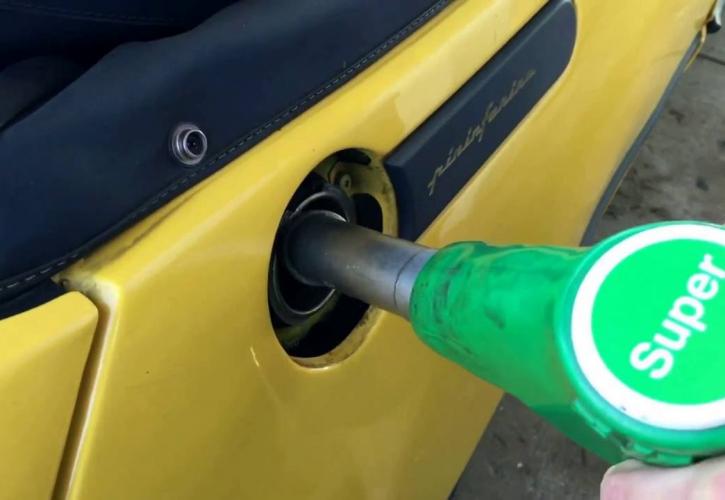 Οι Ελληνες αγοραστές Ι.Χ. «ανακαλύπτουν» πάλι τη βενζίνη