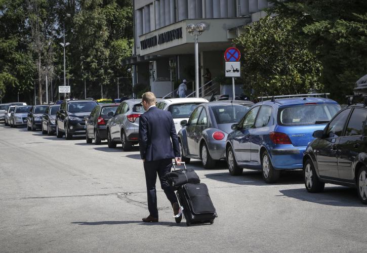 «Κίτρινες κάρτες» αναμένεται να βγάλουν σήμερα οι θεσμοί – Τα ανοικτά μέτωπα